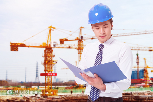 工程師檢查工程